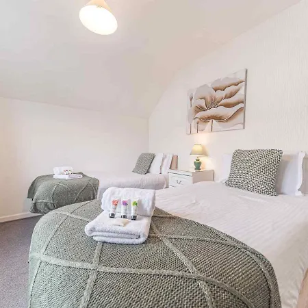Pass The Keys Comfortable 3 Bed In Bowness With Parking Appartamento